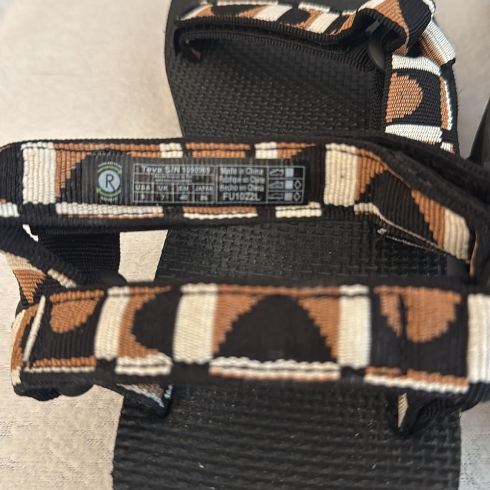 Teva Sandal
9
Multi color
Fun for summer ☀️ - Picture 3 of 3